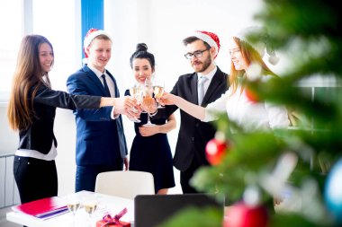 Yeni yıl ofis partisi