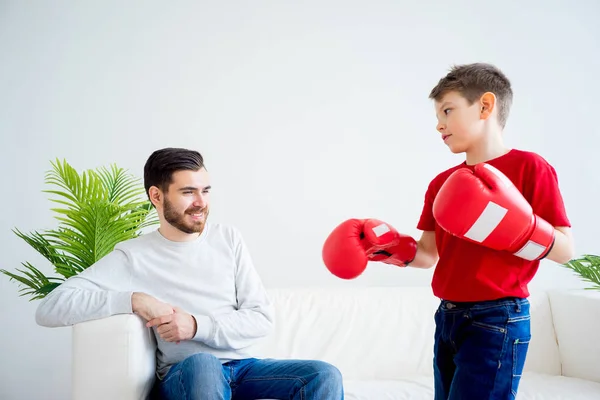 Pai e filho de boxe — Fotografia de Stock