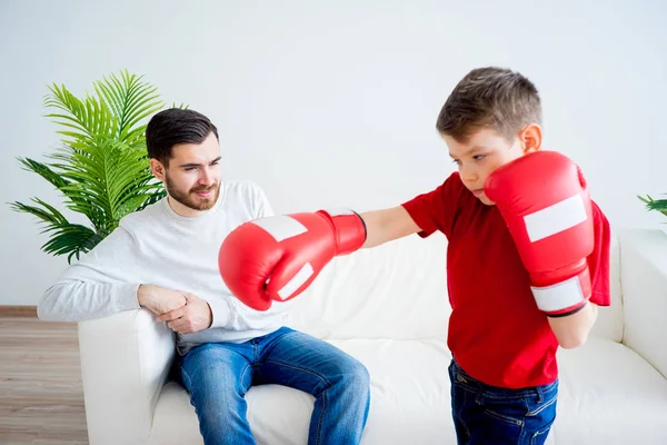 Pai e filho de boxe — Fotografia de Stock