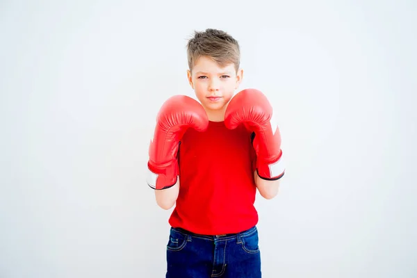 Criança com luvas de boxe — Fotografia de Stock