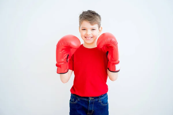 Criança com luvas de boxe — Fotografia de Stock