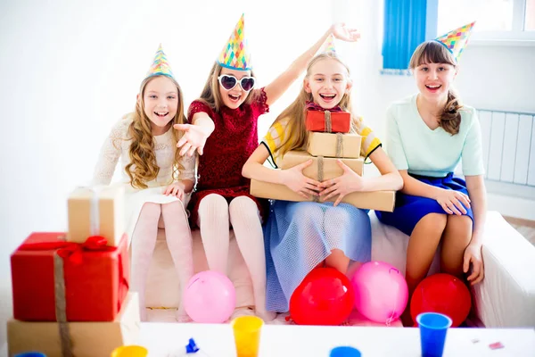 Flickor firar födelsedag — Stockfoto