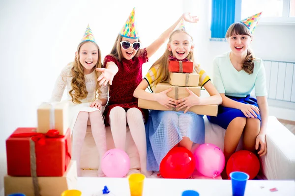 Meninas comemorando aniversário — Fotografia de Stock