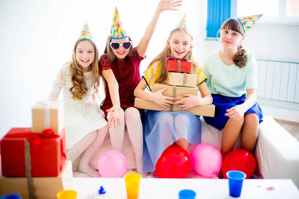 Dziewczyny świętują urodziny — Zdjęcie stockowe