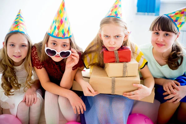 Meninas comemorando aniversário — Fotografia de Stock