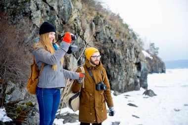 Çift bir dağ gölü hiking