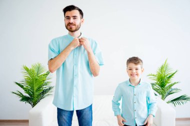 Baba ve oğul birlikte elbise