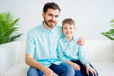 Baba ve oğul birlikte elbise