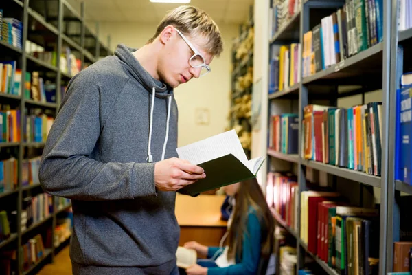 Estudiante universitario en biblioteca — Foto de Stock