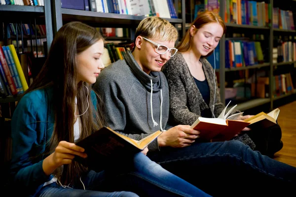 Studenti universitari in biblioteca — Foto Stock