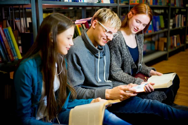 Studenti universitari in biblioteca — Foto Stock