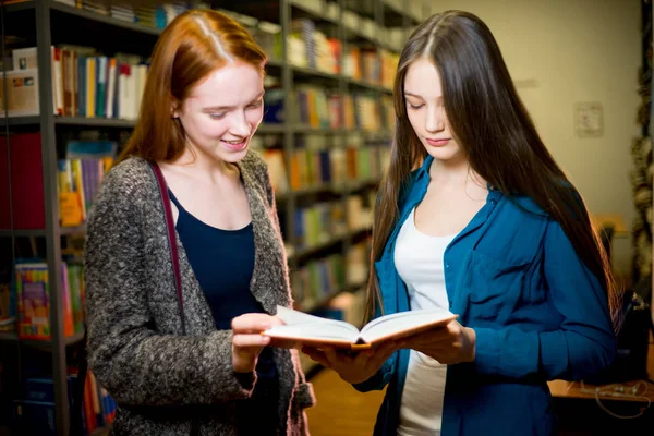Estudiantes universitarios en la biblioteca — Foto de Stock