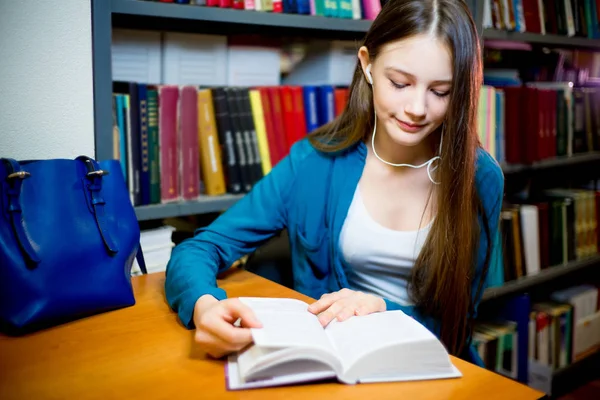 Estudante universitário em biblioteca — Fotografia de Stock