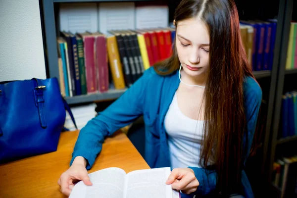 Estudiante universitario en biblioteca — Foto de Stock