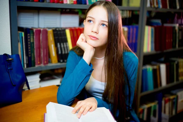 Estudiante universitario en biblioteca — Foto de Stock