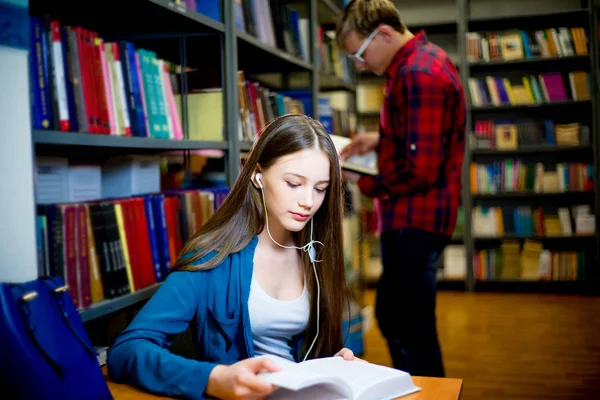 Estudantes universitários na biblioteca — Fotografia de Stock