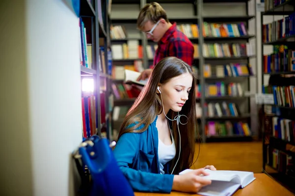 Estudiantes universitarios en la biblioteca — Foto de Stock