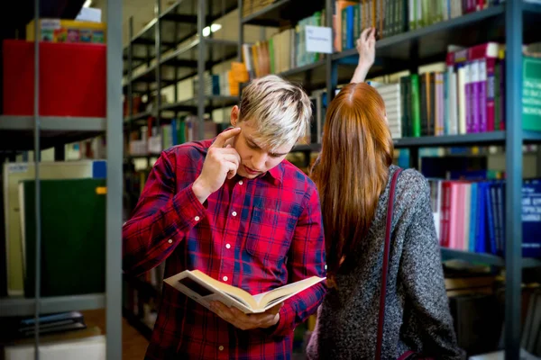 Estudiantes universitarios en la biblioteca — Foto de Stock