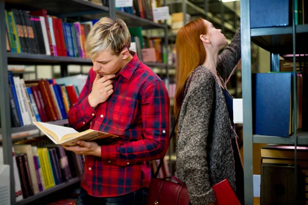 Estudiantes universitarios en la biblioteca — Foto de Stock