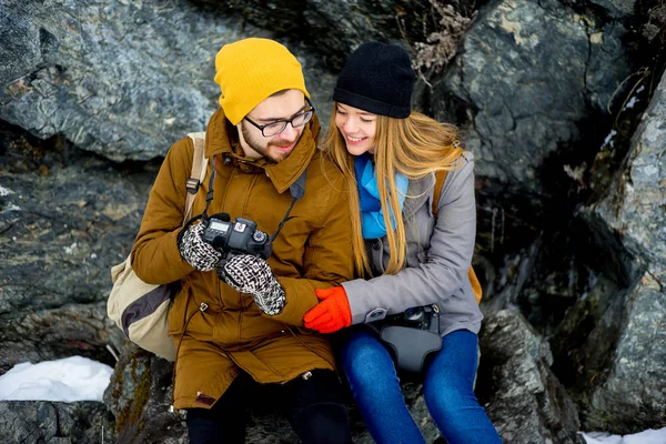 Paar wandert auf einem Bergsee — Stockfoto