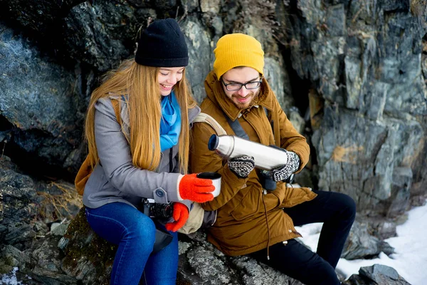 Paar wandert auf einem Bergsee — Stockfoto