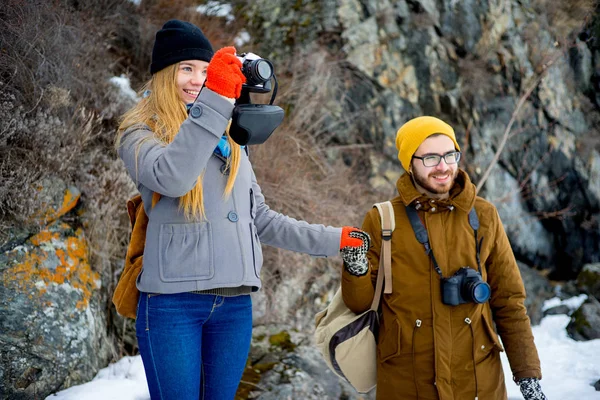 Paar wandert auf einem Bergsee — Stockfoto