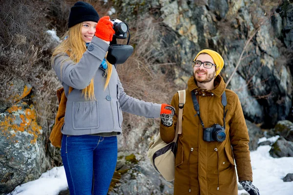 Paar wandert auf einem Bergsee — Stockfoto