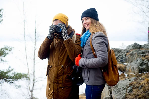 Paar wandert im Wald — Stockfoto