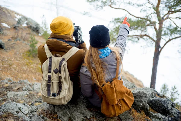 Çift ormanda hiking — Stok fotoğraf