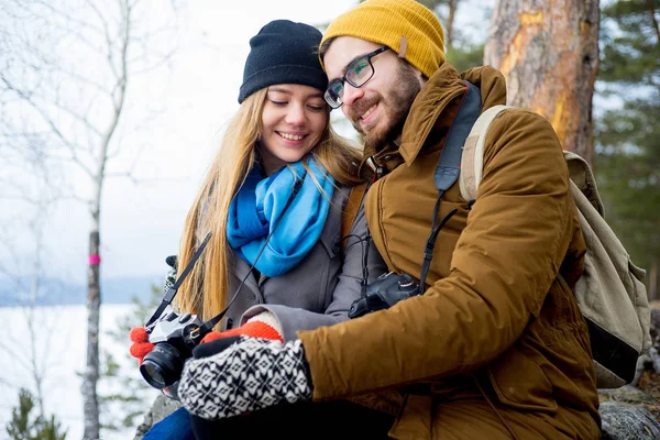 Couple randonnée en forêt — Photo