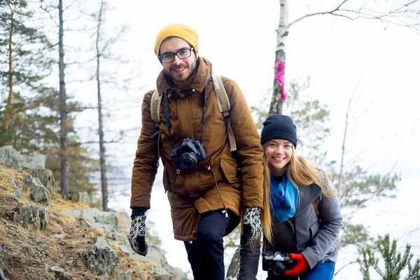 Couple hiking in forest — Stock Photo, Image