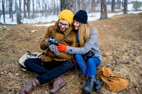 Paar wandert im Wald — Stockfoto