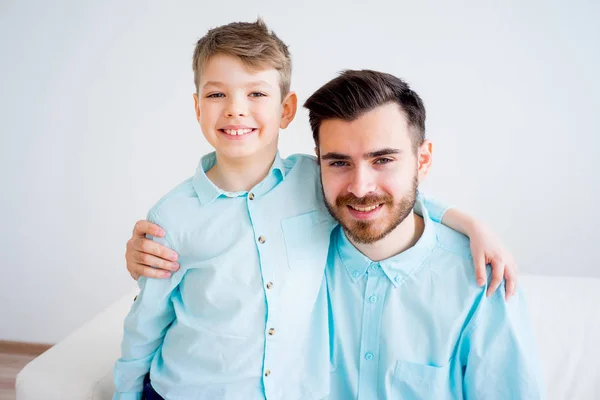 Padre e hijo se visten juntos — Foto de Stock