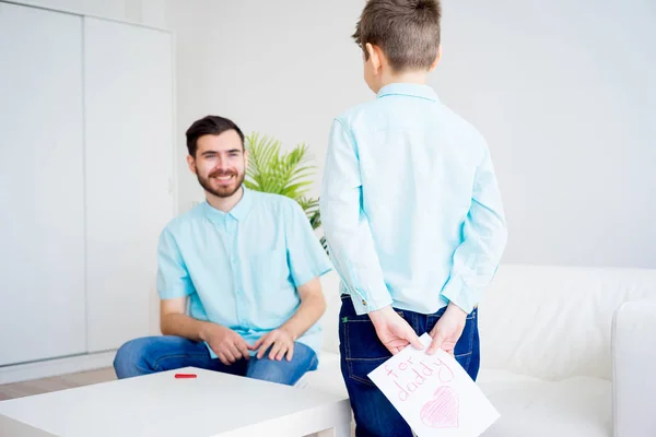 Hijo da a su padre un dibujo — Foto de Stock