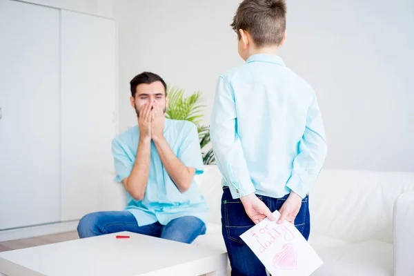 Hijo da a su padre un dibujo — Foto de Stock