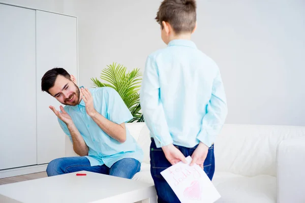 Hijo da a su padre un dibujo — Foto de Stock