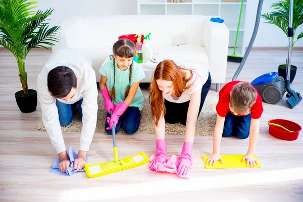 Family cleaning house — Stock Photo, Image