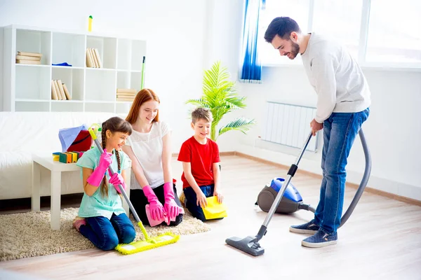 Family cleaning house — Stock Photo, Image