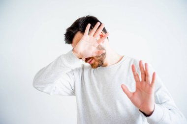 Adam yüzünü kapatıyor.