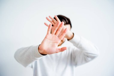 Adam yüzünü kapatıyor.