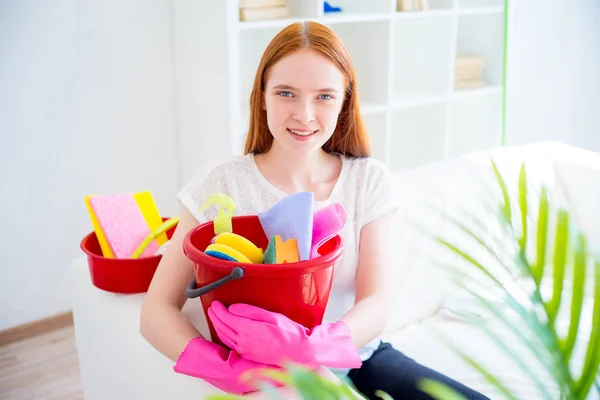 MUJER HACIENDO EL HOGAR , — Foto de Stock