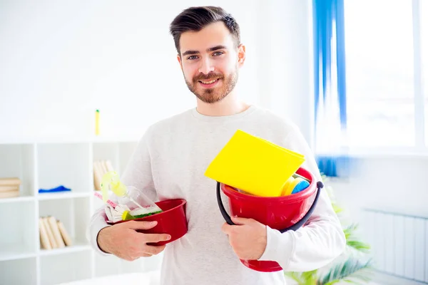 Homem limpando a casa — Fotografia de Stock