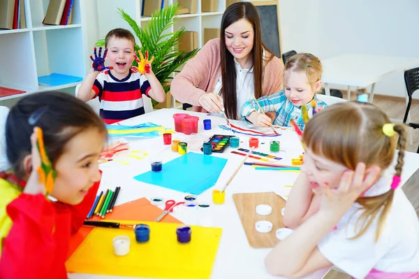 Kunststunde im Kindergarten — Stockfoto