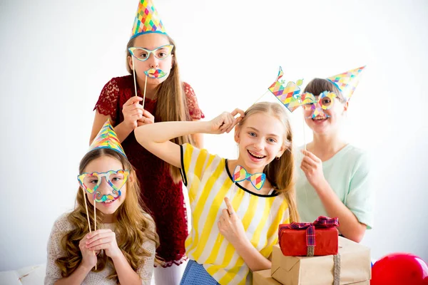 Meninas comemorando aniversário — Fotografia de Stock