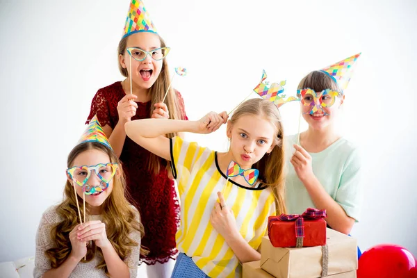 Meninas comemorando aniversário — Fotografia de Stock