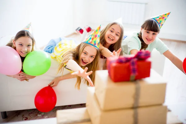 Mädchen feiern Geburtstag — Stockfoto