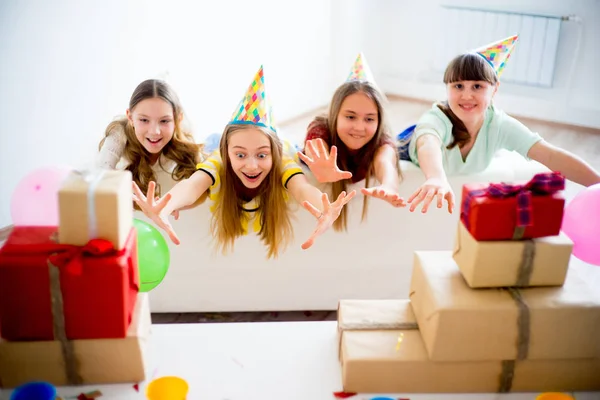 Chicas celebrando el cumpleaños — Foto de Stock