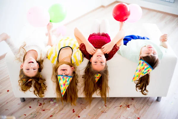 Meninas comemorando aniversário — Fotografia de Stock