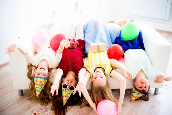 Ragazze che festeggiano il compleanno — Foto Stock