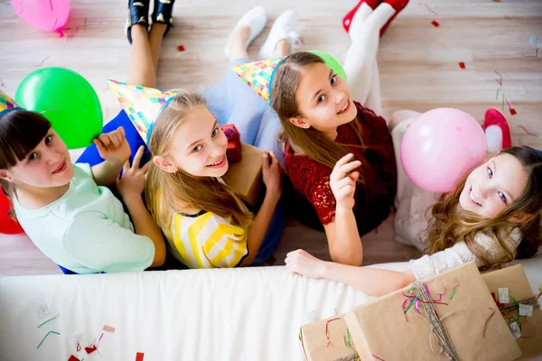 Meisjes vieren verjaardag — Stockfoto